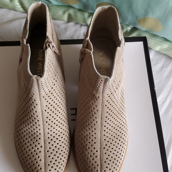 New Nine West taupe boots. 5.5 - Picture 9 of 12